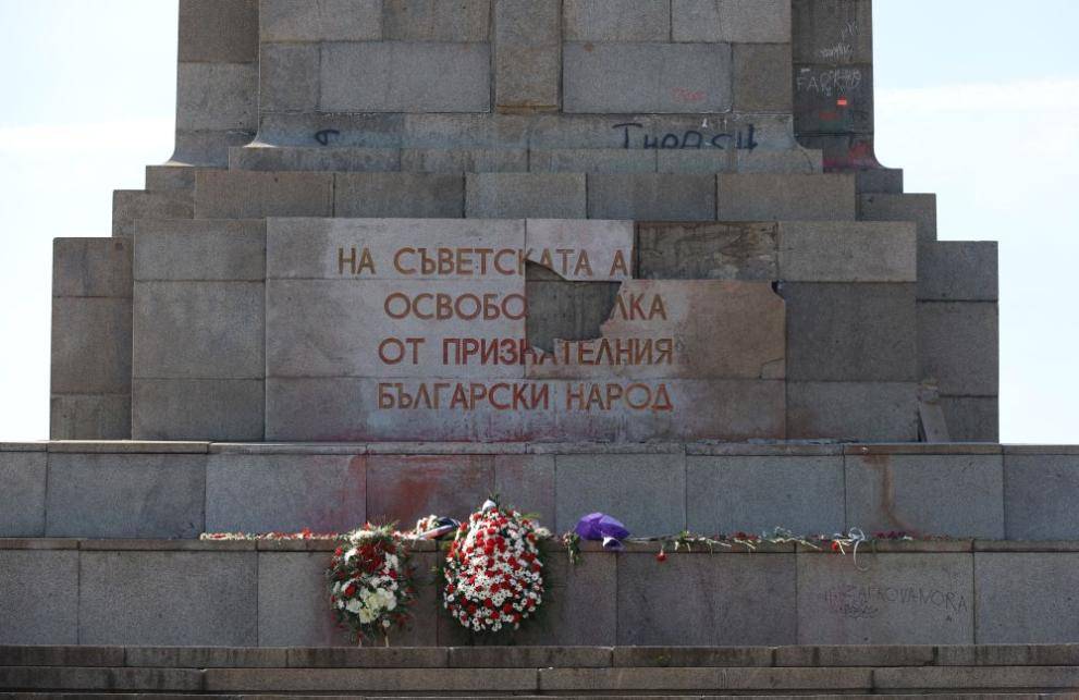 Счупената плоча на паметника на окупационната съветска армия